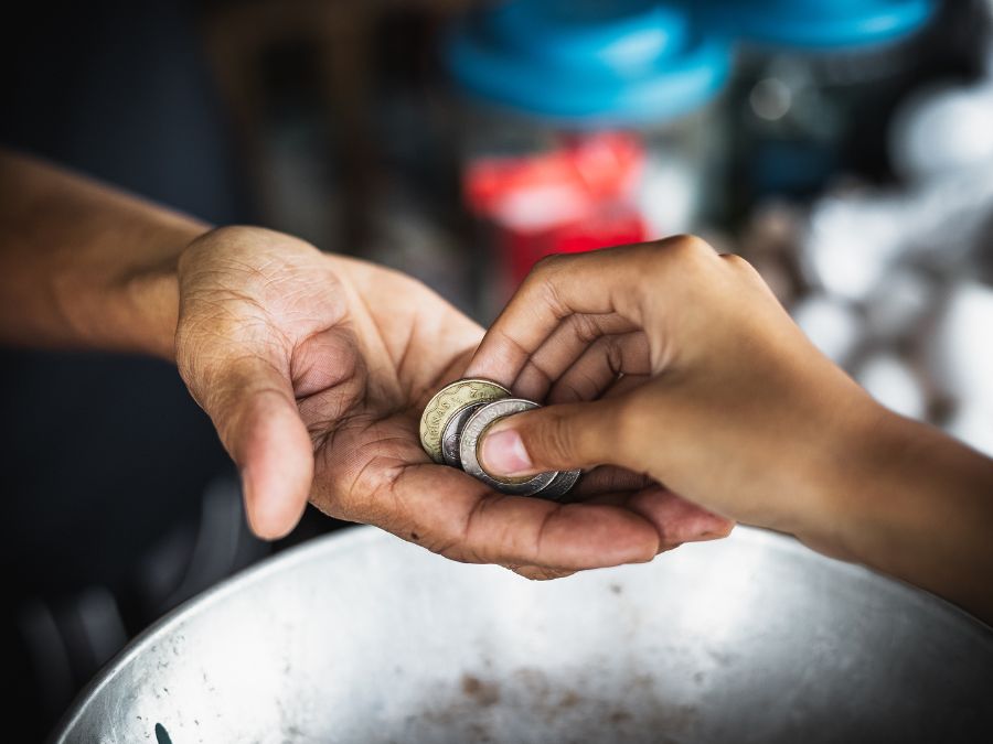 nằm mơ thấy được cho tiền phản ánh tâm lý phụ thuộc và nhu cầu giúp đỡ tài chính