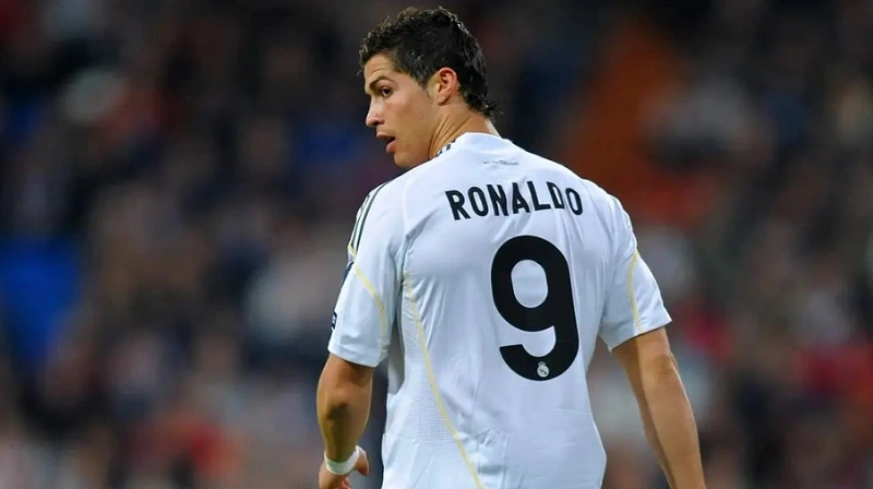 Khoảnh khắc Ronaldo khoác áo số 9 trong mùa giải đầu tiên cập bến dải ngân hà Real Madrid.